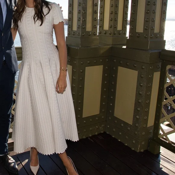 Elegant White Knit Alaia Dress. Crew neck. Midi. Pristine condition